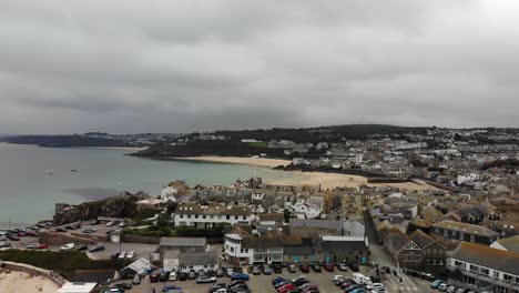 Aufsteigende-Luftaufnahme-Von-St.-Ives,-Cornwall,-Mit-Blick-über-Die-Stadt-In-Richtung-Carbis-Bay