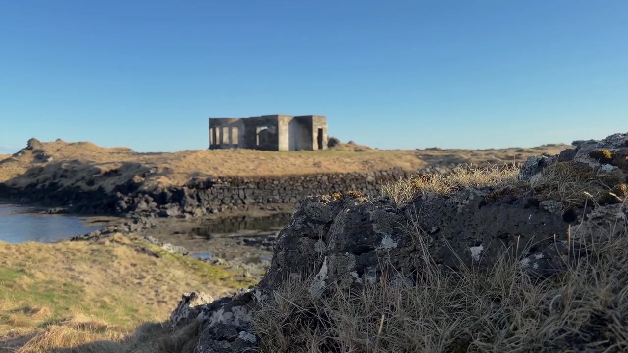 Hopsnes, İzlanda'da güneşli bir günde terk edilmiş bina - havadan çekim