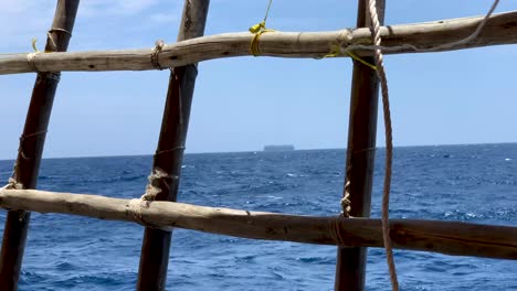 Ein-Frachtschiff-Weit-Weg-Mitten-Im-Arabischen-Meer-Vom-Holzboot