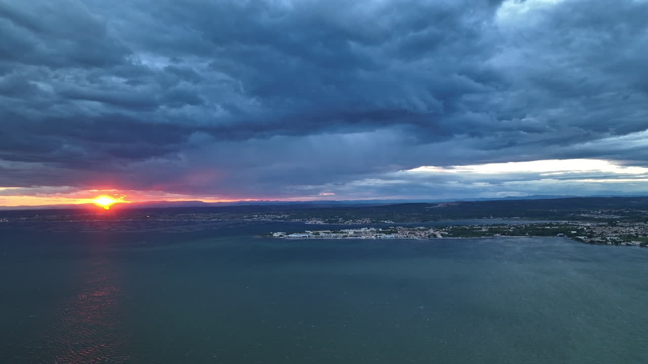 위 에서 볼 수 있는 에탄 드 타우 는 발라루크-레-바인 에 놀라운 해 가 지는 장면 을 보여 준다