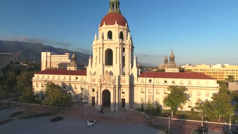 aéreo, descendente, disparo de drone, del ayuntamiento de pasadena, hora dorada, en una tarde soleada, en pasadena, california, estados unidos