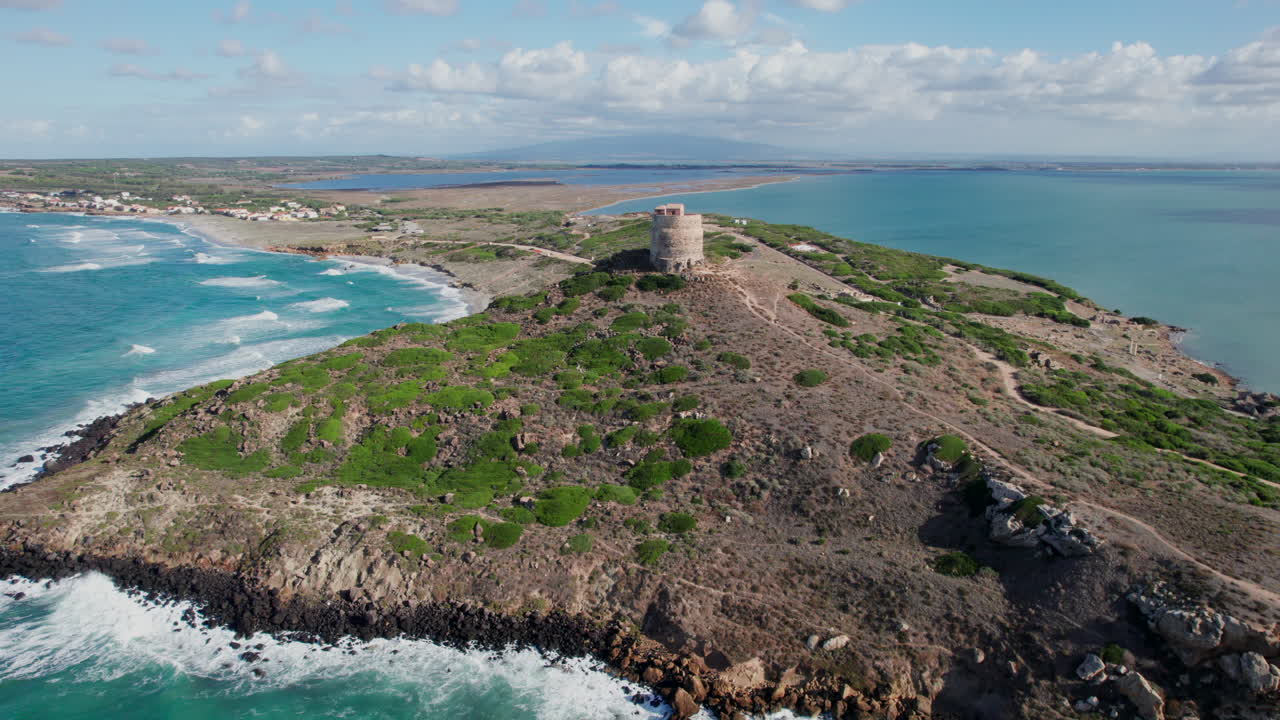 torre di san giovanni di sinis, cerdeña: maravillosa vista aérea en órbita sobre la famosa torre y con vistas a una espectacular costa con aguas turquesas