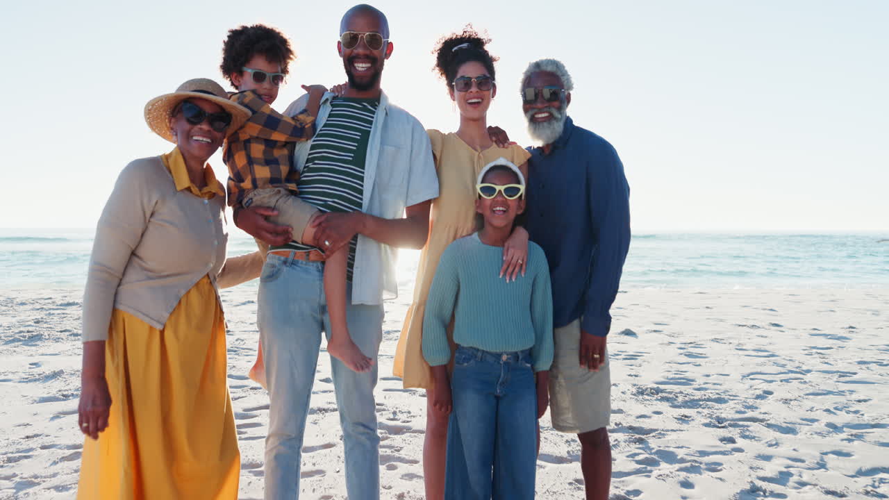 amor, cara y gran familia feliz en una playa