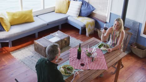 Feliz-Pareja-Madura-Caucásica-Sonriendo,-Hablando-Y-Disfrutando-De-La-Comida-Juntos