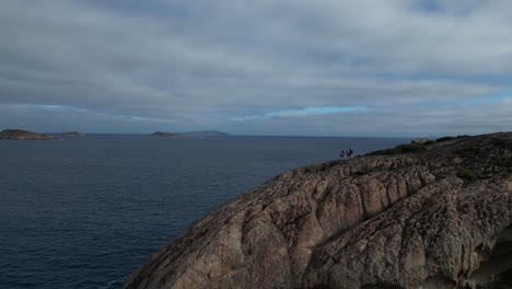 Gruppe-Von-Menschen-Auf-Felsigen-Küstenklippen-In-Westaustralien-An-Bewölkten-Tagen