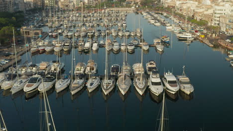 Yachten-Und-Segelboote-Im-Hafen,-Luftaufnahme-Von-Oben-Nach-Unten-Im-Sonnenlicht