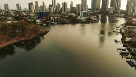 Temprano-En-La-Mañana,-Paraíso-De-Los-Surfistas,-Surf-De-Remo-En-Un-Canal-Tranquilo