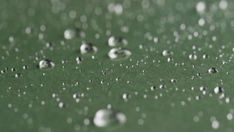 micro vídeo de primer plano de gotas de agua con espacio de copia en fondo verde