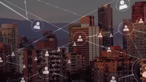 animación de una red de iconos de perfil frente a una vista aérea del paisaje urbano