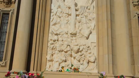 coloridas flores ofrecidas en la fachada de la catedral-basílica de nuestra señora del pilar durante el festival del pilar en zaragoza, españa