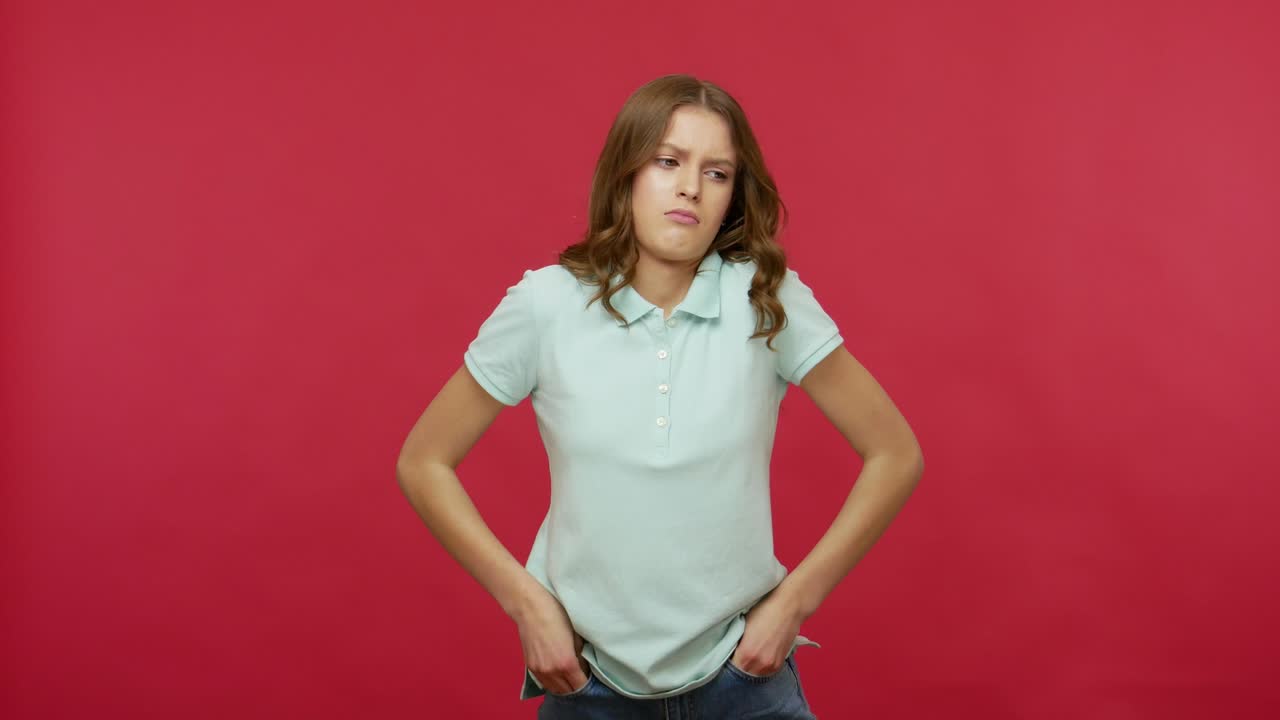 생계를 위해 현금도 없고, 실업자, 가난한 학생, 티셔츠를 입은 여자, 주머니가  비어 있고, 돈도 없다.