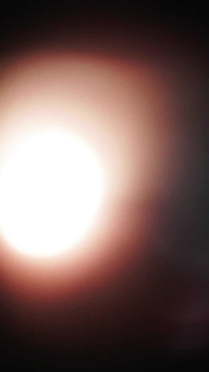 Transizione Astratta con Bagliore di Luce su Sfondo Nero