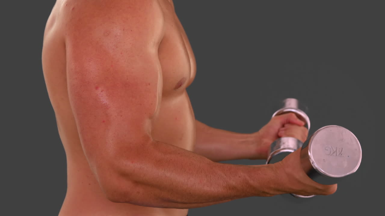 hombre musculoso levantando pesas pesadas