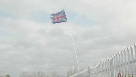 jack, la bandera de la unión ondeando en el viento.