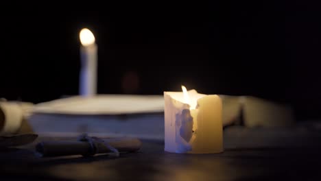 velas encendidas junto a un libro de historia.