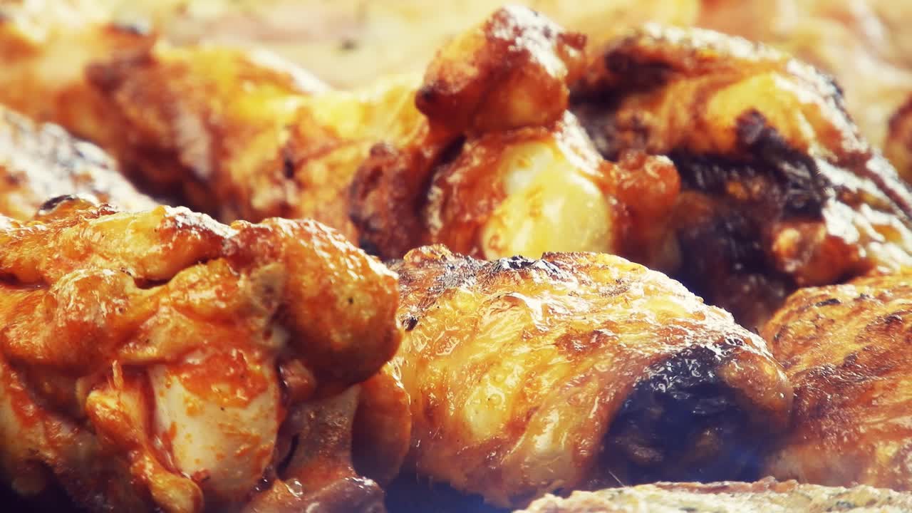 열과 연기가 나오는 그릴 바비큐의 맛있는 고기