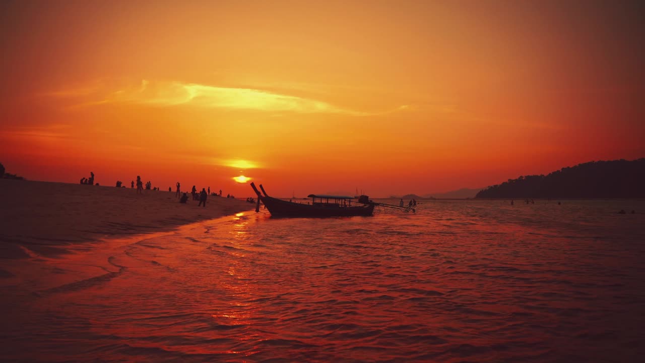 cinemagraph bucle de video sin problemas de una puesta de sol roja vibrante en una remota playa de arena costera de la toscana natural en italia con un cielo dramático y vistas panorámicas al mar. agua azul y turquesa en el pintoresco lugar de vacaciones turísticas de la naturaleza.