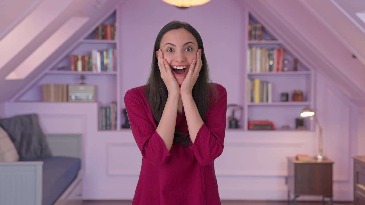 una chica india feliz recibiendo una gran sorpresa