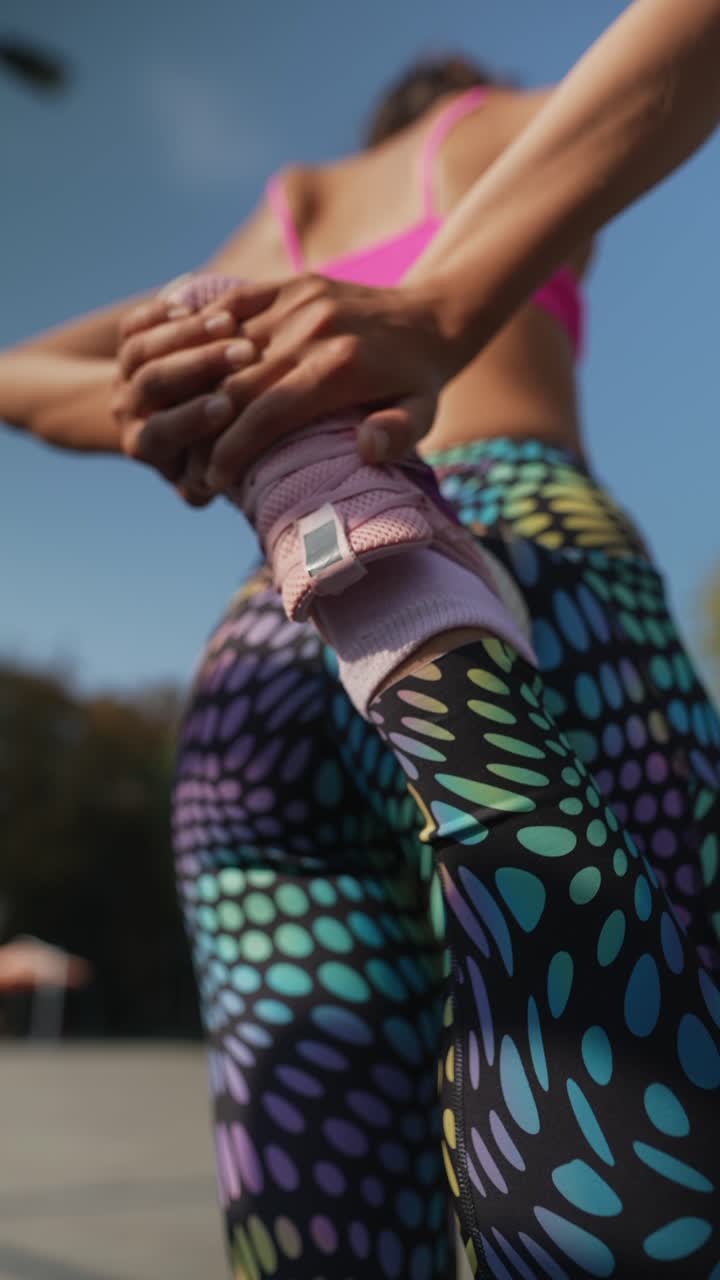 mujer estirando las piernas