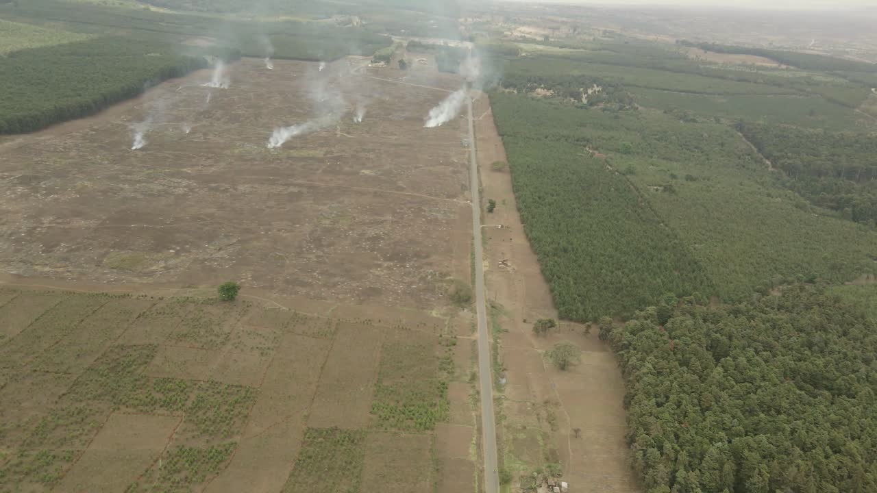 fumar incendios pastizales limpieza de tierras para el cultivo de cannabis y el pastoreo vista aérea por encima de las laderas del kilimanjaro kenia