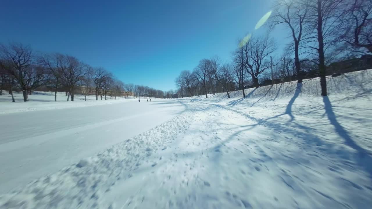 몬트리올의 추운 날씨에 lafontaine 공원을 탐사하는 fpv 드론