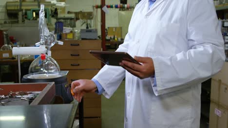 trabajador que usa una tableta digital en una fábrica de vidrio 4k