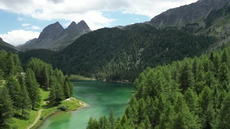 Paisaje-De-Corriente-De-Agua-Rodeado-De-Montañas