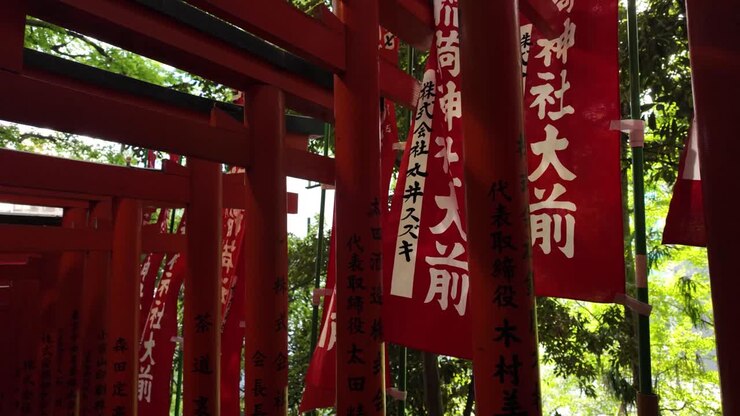 Vivaci porte rosse torii del santuario Hie a Tokyo, Giappone Scrittura con caratteri giapponesi