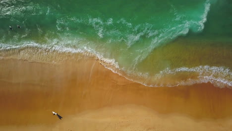 Filmische-Luftdrohne-Mit-Blick-Auf-Atemberaubendes-Blaues-Wasser,-Goldener-Sandstrand,-Küstenlinie,-Morgendliche-Surfer,-Riesige-Wellen,-Glasiger-Wellengang,-Brandung,-Hossegor,-Seignosse,-Frankreich,-Morgen-Am-Strand-Von-Biarritz,-Baskenland