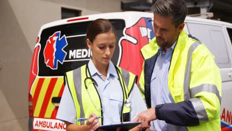 Portrait-of-two-ambulance-colleagues