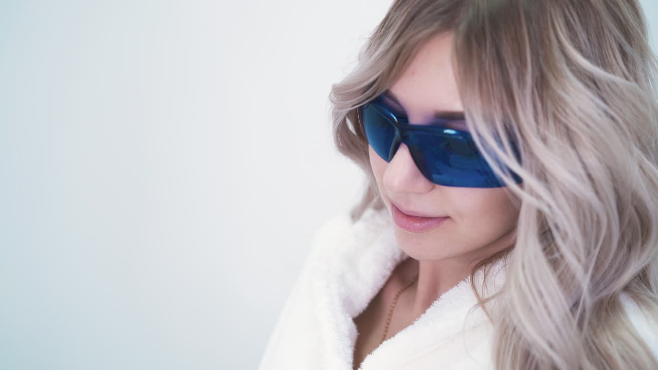 예쁜 여자가 미용실에서 레이저 탈모 시술을 받고 있습니다.