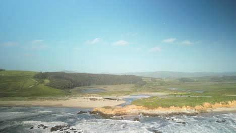 Luftaufnahmen-Von-Drohnen-über-Dem-Pescadero-State-Beach-Von-Der-Halbinsel-Im-Norden-Kaliforniens