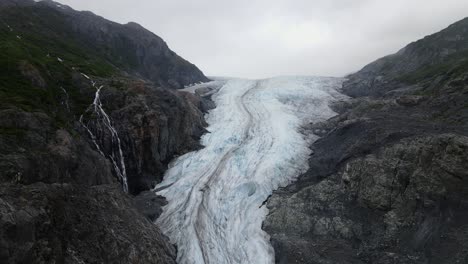 Vista-Aérea-Sobre-Un-Glaciar-Que-Se-Encoge---Calentamiento-Global-Y-Cambio-Climático-En-Progreso