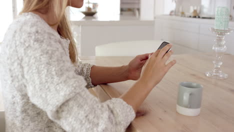 Mujer-Real-Usando-Teléfono-Móvil-En-Casa-Tomando-Café-Disfrutando-De-Un-Estilo-De-Vida-Relajante