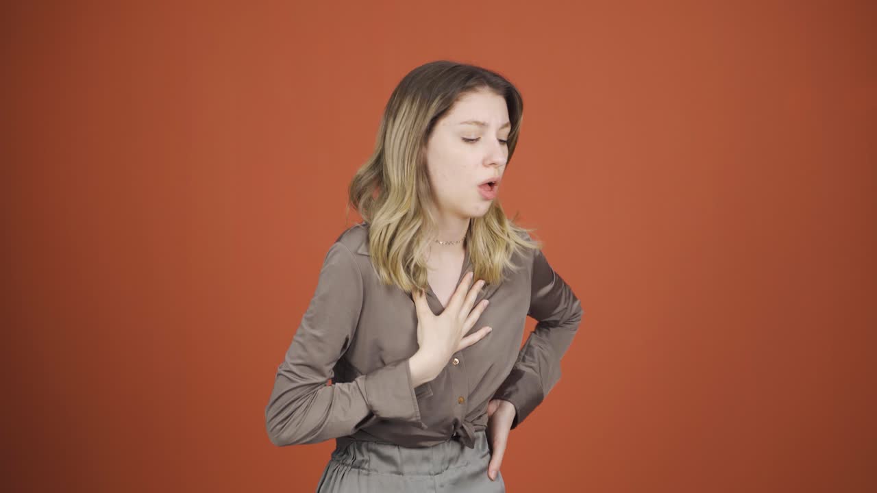 호흡곤란을  ⁇ 고 있는 젊은 여성