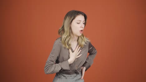 mujer joven con dificultad para respirar.