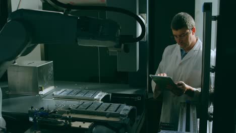 ingeniero robótico usando tableta digital en el almacén 4k