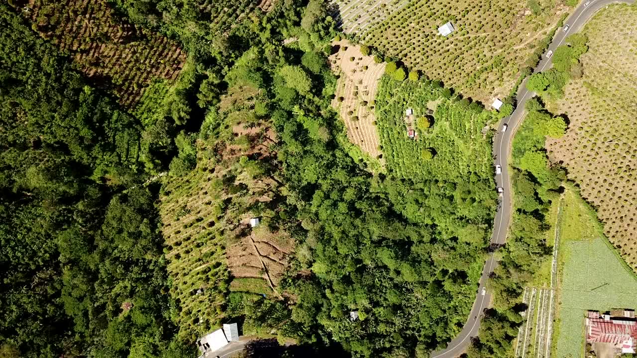 無人機拍攝的高速公路或上山的道路, 有些車輛以 4k 和 30 fps 的速度移動