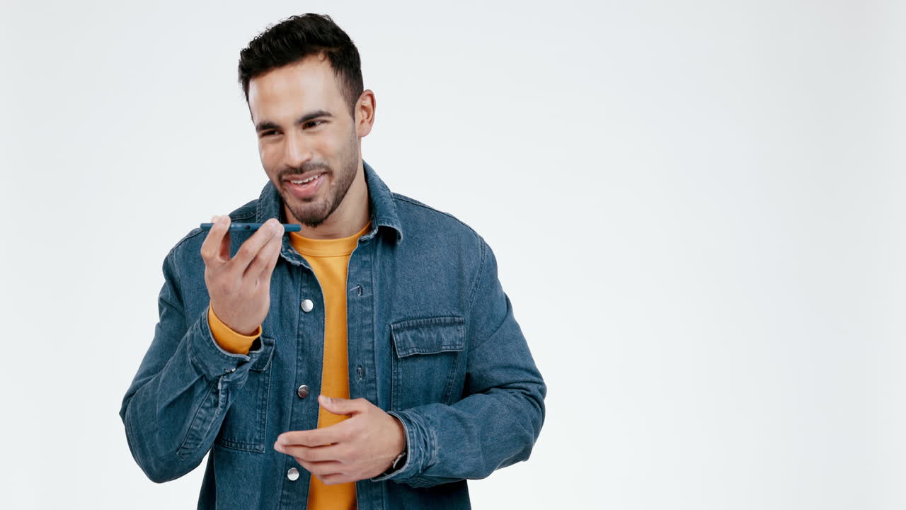 feliz, hombre y hablando con el teléfono en nota de voz