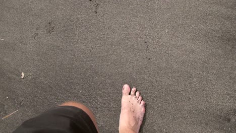 pov, 남자, 걷기, 통하고 있는, 바닷가
