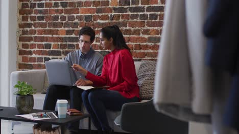 Hombre-Y-Mujer-Trabajando-Juntos-En-La-Oficina