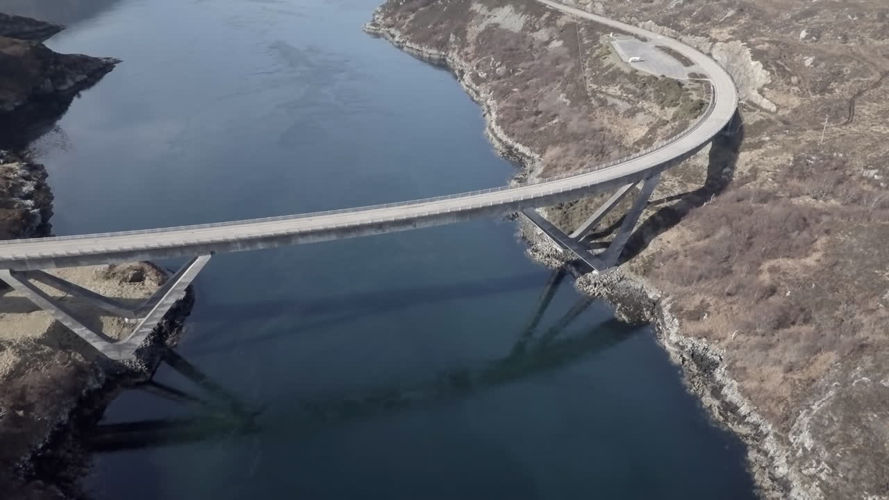 화창한 날 서덜랜드, 어신트, 스코틀랜드 고원, 스코틀랜드의 카일레스쿠 다리의 공중 영상