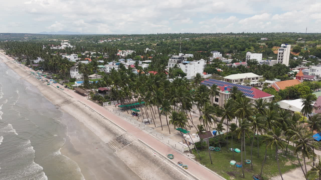 imágenes aéreas de aviones no tripulados del paseo costero a lo largo de la playa en ham tien, vietnam