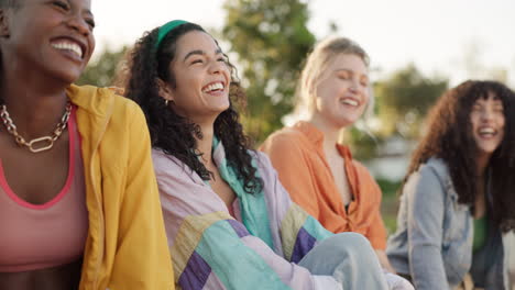 Mujeres,-Felices-O-Amigos-En-El-Parque-De-Vacaciones.