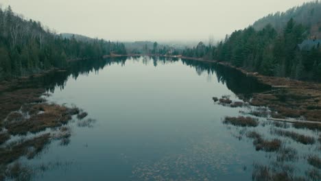 Lago-En-Una-Turbera-Con-Reflejo-De-Espejo-En-La-Caminata-De-Montaña-De-Saint-come,-Quebec,-Canadá