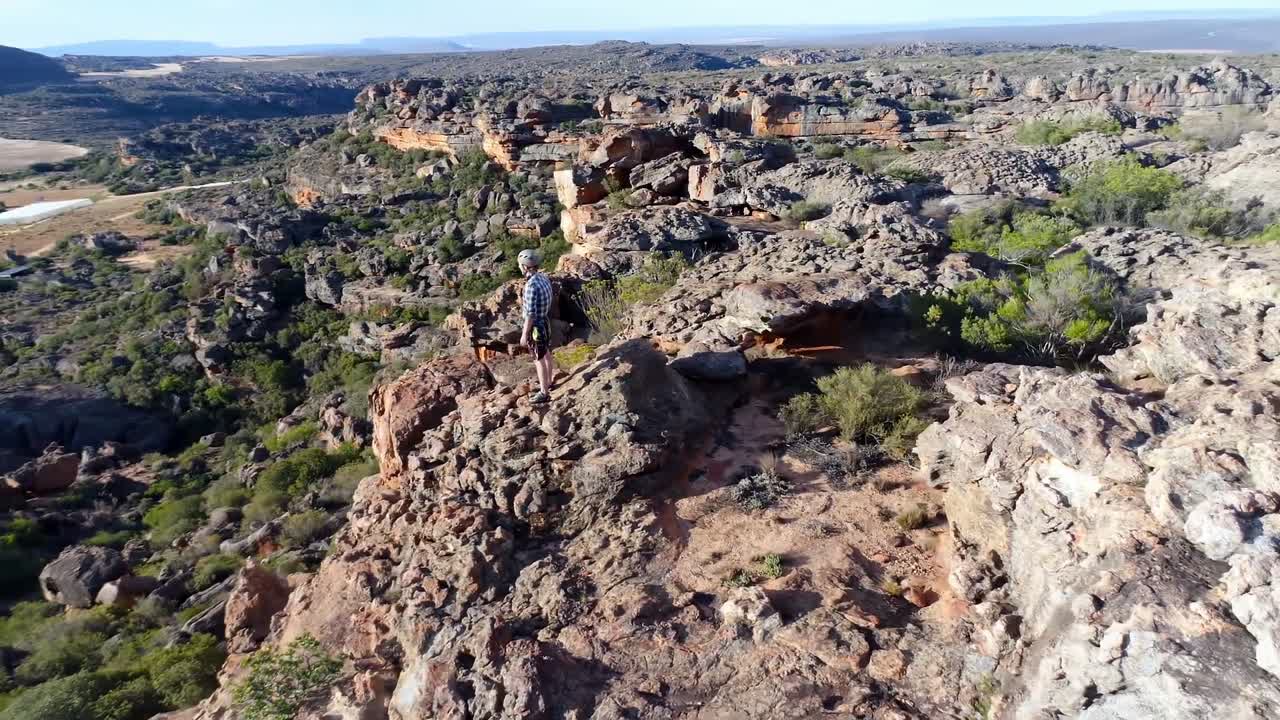 바위 산 4k 위 에 서 있는 남성 암벽 등반자