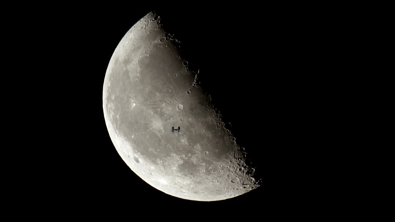 달 주위를 날아다니는 국제 우주 정거장