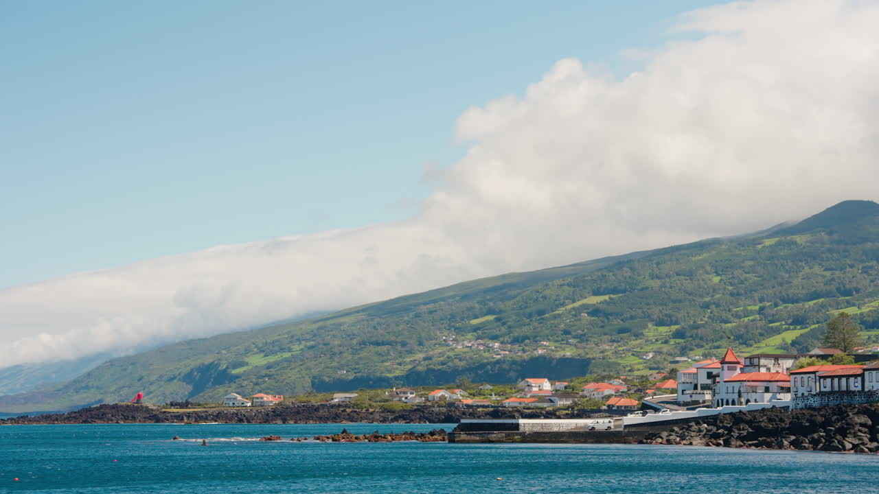 바다 에서 피코 섬 의 바위 가 있는 해안선 의 파노라마 전망