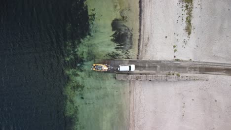 Tiro-De-Dron-De-Barco-En-Rampa-De-Barco-En-Lago-En-Nueva-Zelanda