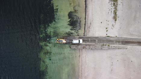 tiro de dron de barco en rampa de barco en lago en nueva zelanda